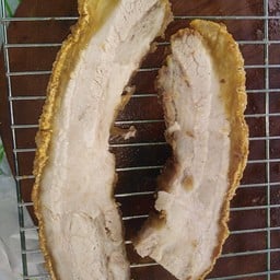 ญ. ญิง  หมูกรอบ ตลาด ดอนยอ