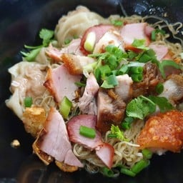 บะหมี่เกี๊ยว+หมูแดง+หมูกรอบ(พิเศษ)