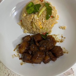 ข้าวผัดต้มยำหมูหวาน