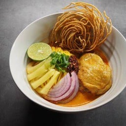 ข้าวซอยไก่ (สะโพก)