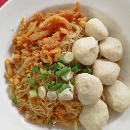 ก๋วยเตี๋ยวเสันหมี่คลุกพร้อมกากหมู