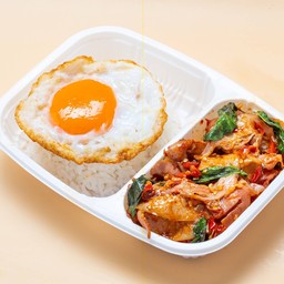 กะเพราเบคอนรวควัน + ไข่เป็ดดาว