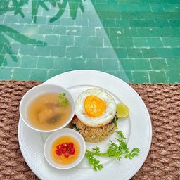 [อร่อยซ่ากับโค้ก] ข้าวผัดสูตรโบราณ +  แฟนต้า กลิ่นสตรอว์เบอร์รี (กระป๋อง)