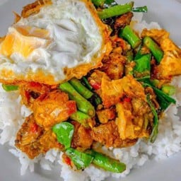 ข้าวผัดพริกแกงถั่ว