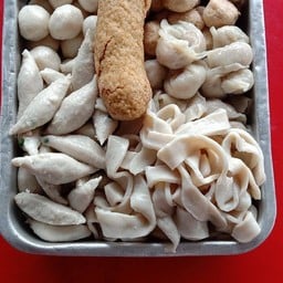 ก๋วยเตี๋ยวจ๊ะเอ๋ ลูกชิ้นปลาสามย่าน