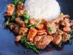 กระเพราหมูรวมราดข้าว