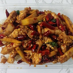 ข้าวราดผัดหน่อไม้หมูสามชั้น