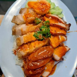 ฟู่เฉิงบะหมี่ -ข้าวหมูแดง หมูกรอบ (อาชีพก๋ง)