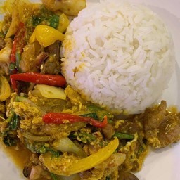 ุผัดผงกะหรี่เครื่องในหมูหมึกราดข้าว