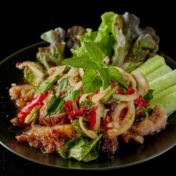 ยำคอหมูย่าง