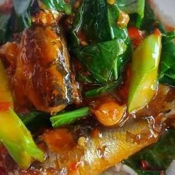 คะน้าปลากระป๋อง