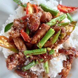 ข้าวพริกแกงหมูย่าง