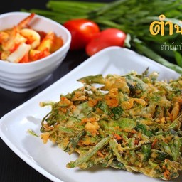 ยำผักบุ้งกรอบ