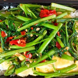 ข้าวผัดผักบุ้งไฟแดง ใข่ข้น
