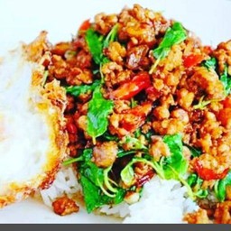 กระเพราหมูสับไข่ดาว ราดข้าว