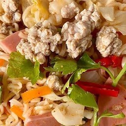 ยำมาม่าหมูสับ