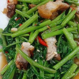 หมูกรอบผัดผักบุ้ง