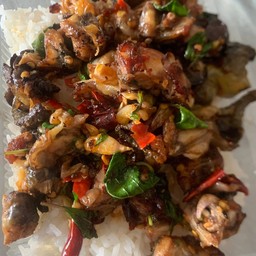 ข้าวผัดกะเพรากบ