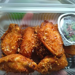 ปีกกลางทอดน้ำปลา6ชิ้น+น้ำจิ้มแจ่ว+ข้าวเหนียว