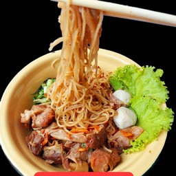 ก๋วยเตี๋ยวแห้งยำหมูตุ๋น