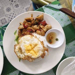 ผัดกระเพราลูกชิ้นเอ็นหมูราดข้าวไข่ดาว
