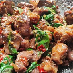 กระเพราเครื่องในไก่