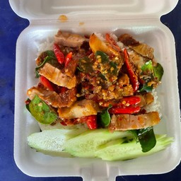 ผักพริกแกงหมูกรอบ