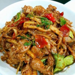 ผัดเผ็ดไก่หน่อไม้ดองราดข้าว