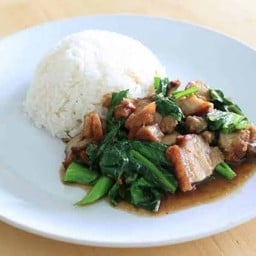 คะน้าหมูกรอบราดข้าว