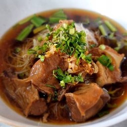 ก๋วยเตี๋ยวหมู พี่โหนก พิเศษ