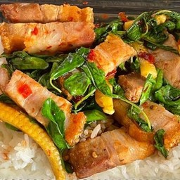 กะเพราหมูกรอบ ราดข้าว