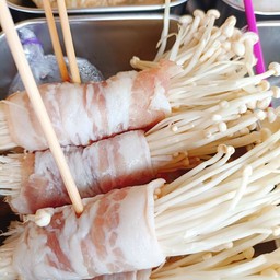 หมูสามชั้นพันเห็ด 3 ชิ้น