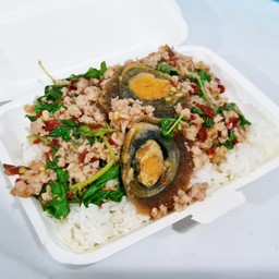 กะเพราหมูสับไข่เยี่ยวม้า