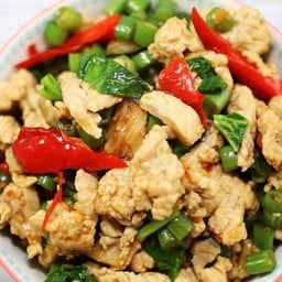 ข้าวหน้ากระเพราไก่ใส่ถั่วฝักยาว