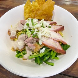 บะหมี่หมูแดงหมูกรอบปู