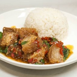 กระเพราหมูกรอบราดข้าว