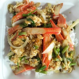 ปูอัดผัดผงกระหรี่ราดข้าว