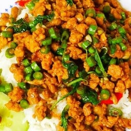 ข้าวหน้ากระเพราหมูสับใส่ถั่วฝักยาว