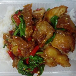 กรเะเพราหมูกรอบ ราดข้าว