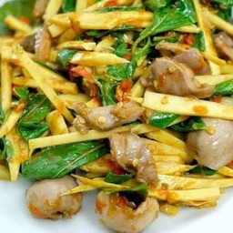 กระเพราเครื่องในไก่หน่อไม้ดองราดข้าว