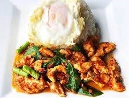 ผัดพริกแกงไก่ราดข้าว