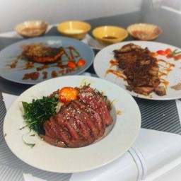 ข้าวราดกะเพราเนื้อท๊อปสเต็กเนื้อพิคานญ่าออสเตเรีย และไข่ดอง