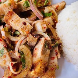 ข้าวหมูกรอบยำแซ่บ