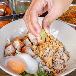 ก๋วยเตี๋ยวต้มยำน้ำใส่ทุกอย่าง