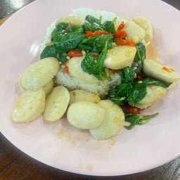 กระเพราลูกชิ้นราดข้าว