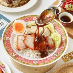 ข้าวหมูแดง หมูกรอบ กุนเชียง ไข่ครึ่งฟอง