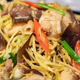 ไก่ผัดขิงราดข้าว