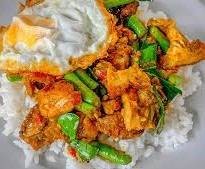 ผัดพริกแกงหมูชิ้นราดข้าว