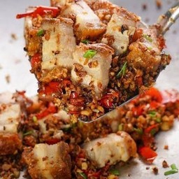 ข้าวหมูกรอบคั่วพริกเกลือ