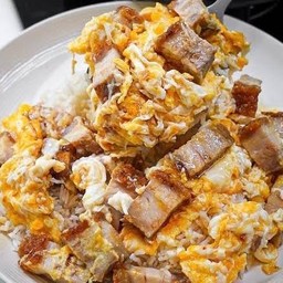 ข้าวหมูกรอบผัดไข่